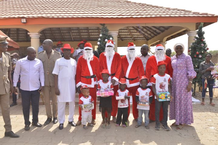 Le ministre Bruno Koné offre plus de 2 000 cadeaux aux enfants de la Bagoué