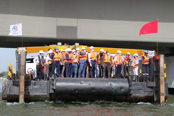 Amédé Kouakou et Bruno Le Maire s’imprègnent des travaux de réhabilitation du pont FHB d’Abidjan