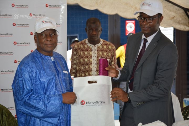 Carême musulman :  La communauté malienne de Côte d’Ivoire bénéficie de basins et des kits de nourriture