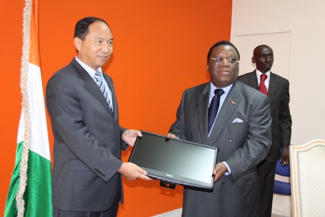 Réconciliation nationale : La Chine offre dix ordinateurs à la CDVR