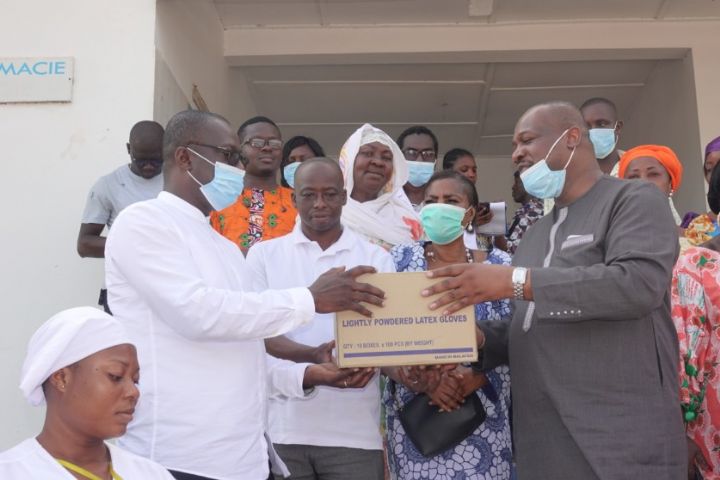 Coronavirus :Un cadre du RHDP fait des dons au CHR d’Aboisso