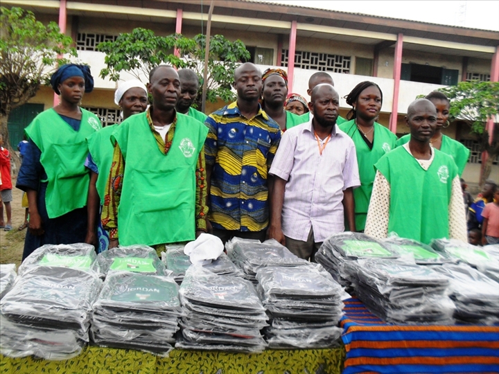 Education nationale : Un Collectif fait des dons de kits scolaires aux orphelins