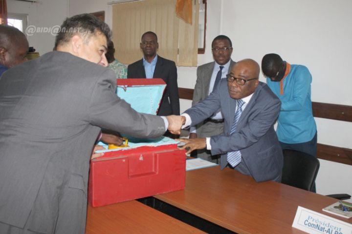 Lutte contre la prolifération et la circulation illicite des armes légères et de petit calibre : l’UNMAS-CI offre 35 caisses métalliques de sécurisation et de transports des armes et munitions à la ComNat-ALPC