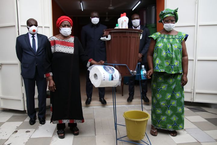 Treichville : 200 familles dotées de kits sanitaires pour lutter contre le Coronavirus