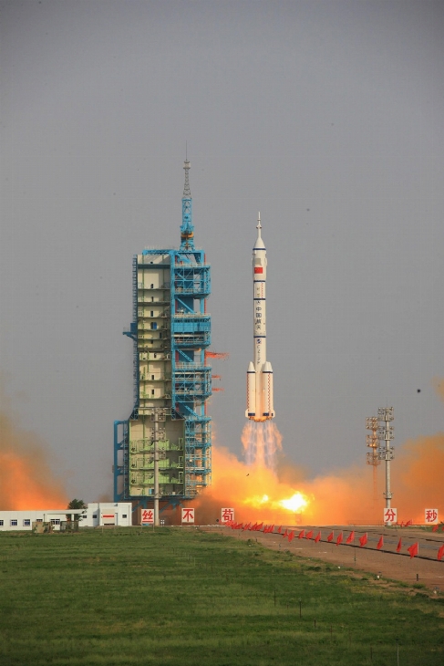 Chine : lancement du vaisseau spatial habité Shenzhou-9