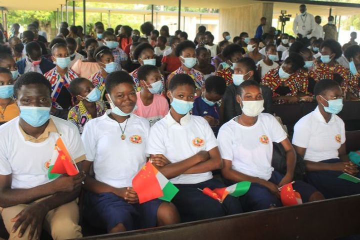 Des élèves exposent les acquis de leur apprentissage de la langue Chinoise