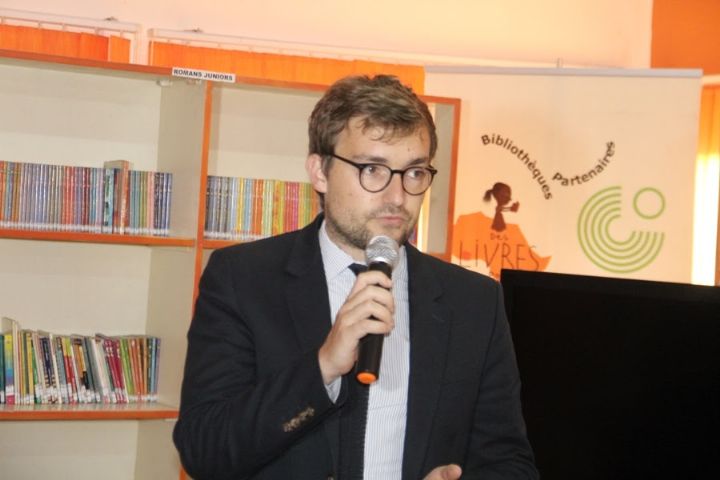 L’ambassade de France dote une bibliothèque à Abidjan d’ordinateurs et de livres