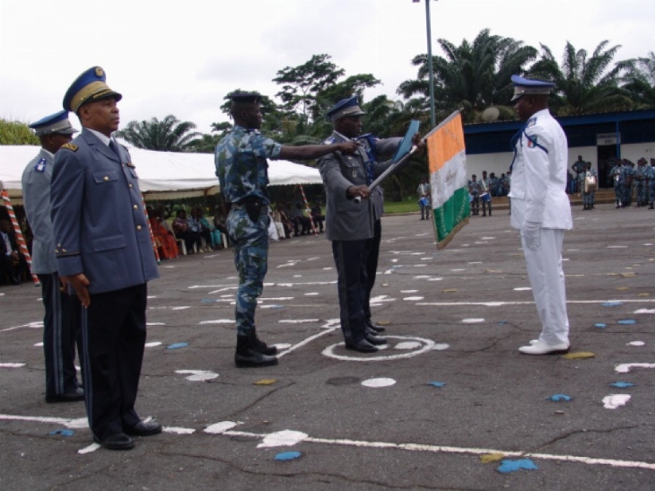 Ecole de gendarmerie d`Abidjan: passation de commandement entre le général de division Guiai Bi Poin Georges et le lieutenant-colonel Alexandre Apalo Touré