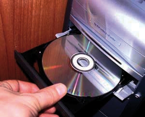 Don à la RTI/Karamoko Cheick et Zarour offrent du matériel informatique