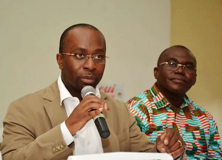 Jean-Louis Moulot instruit les populations de port-Bouet sur les innovations majeures contenues dans le projet de constitution