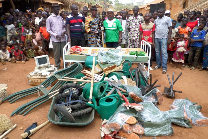 Daoukro/ Olivier Akoto (fils de la région) fait un don important en matériel de santé, de salubrité et agricole à la population d’Agni Assikasso