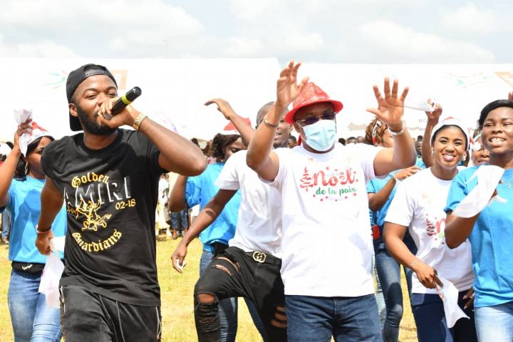 Plusieurs artistes en vogue dont DJ Kedjevara communient avec 1 000 enfants à Didiévi