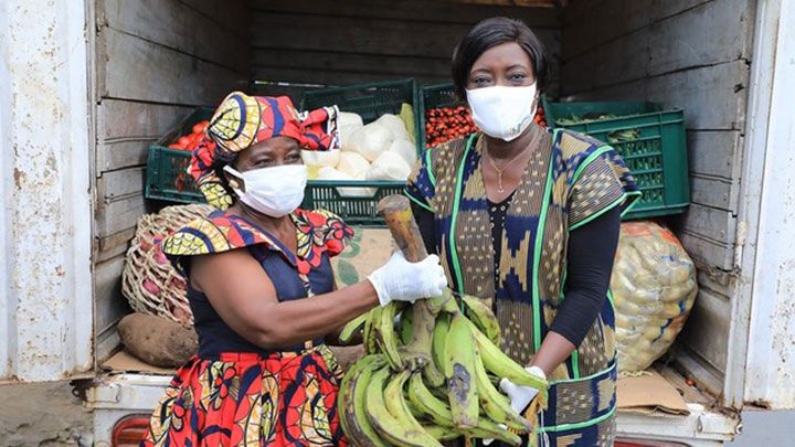 Coronavirus : La ministre Mariatou Koné reçoit des produits vivriers des femmes du marché Gouro de Treichville