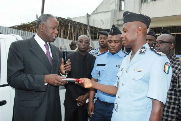 Abobo/ Sécurité et aide à l’emploi: Le Maire Toungara offre 14 véhicules aux forces de l’ordre et aux jeunes