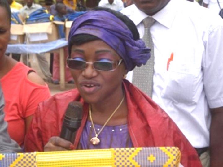 L’épouse du ministre des Affaires présidentielles offre des cadeaux à 1000 enfants de Kong