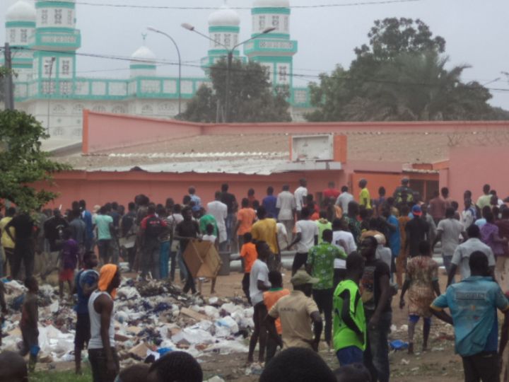 Prix de l’électricité : l’agence CIE Dougouba de Bouaké cassée, pillée et incendiée par des manifestants