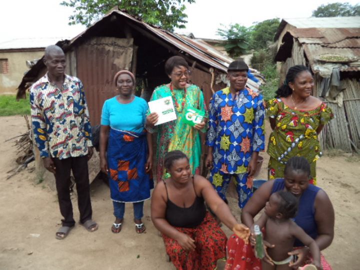 Campagne référendaire : La ministre Euphrasie Yao fait du porte-à-porte pour sensibiliser  les familles à Bouaké
