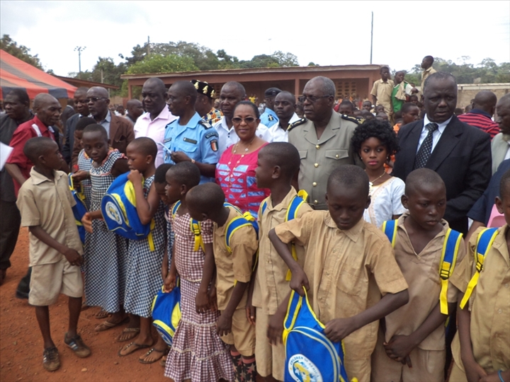 Humanitaire: La Fondation Children of Africa fait don d’effets scolaires et de vivres aux enfants d’Oumé et de Dondi