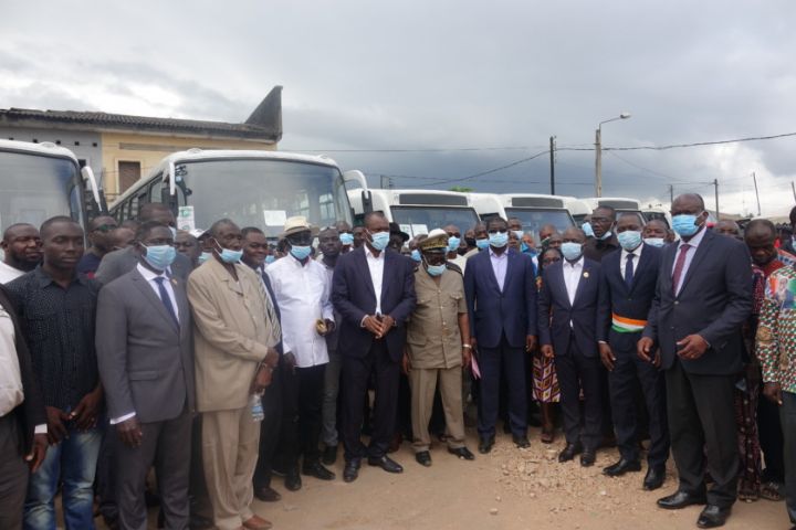 Des cars flambants neufs pour les transporteurs du Sud-Comoé