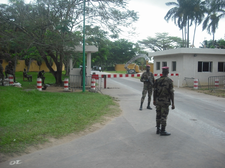 Abidjan: calme près de la présidence, tirs intermittents près de la résidence présidentielle