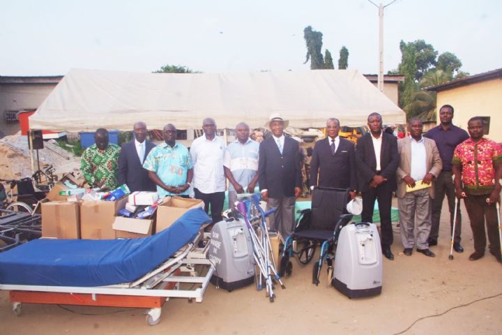 Handicapés, centres de santé et syndics de Cocody N’goan offre du matériel médical d’une valeur de 72 millions