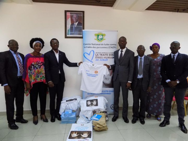 Lutte contre la traite des personnes : l’ONUDC appuie le Secrétariat Exécutif du Comité national de lutte contre la traite des personnes (CNLTP) avec des kits de sensibilisation