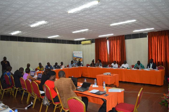 Plus de 300.000 personnes défèquent à l’air libre à Abidjan faute de toilettes, (ONG)