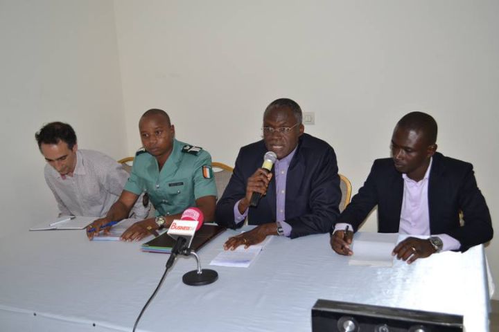 Eaux  et forêts  - Rencontre avec les acteurs du marché local de bois à Abidjan .