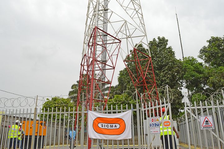 Un pylône déplacé à Abobo dans le cadre des travaux préparatoires du métro d’Abidjan