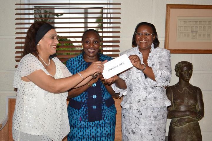 Cérémonie de remise de don à l’Association APAAC/ Mme Zohra JEBARI,Présidente du Groupe des Epouses de Chefs de Missions Diplomatiques (GECMD) : « Aidons les Personnes Atteintes ou Affectées par le Cancer »