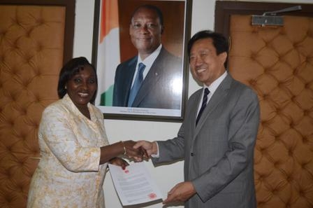 Santé / après l’audience  avec l’ambassadeur de la république populaire de chine : Docteur Raymonde Goudou Coffie invitée à Beijing (Chine) le 16 août 2013