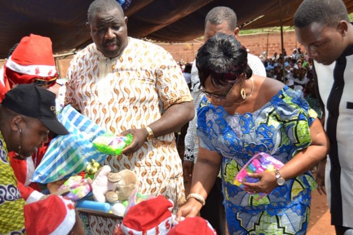 Noël des enfants à Toffo: Françoise Assogba et Arnaud Kélomey aux côtés des plus petits de Coussi