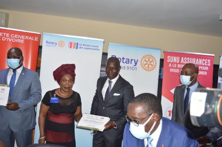 Les societes Sunu Assurances en côte d’ivoire en partenariat avec le Rotary international offrent une salle multimedia au chu de treichville
