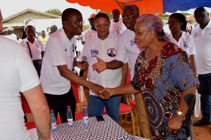Municipales à Assinie: Mme Ebagnitchie, épouse de Édouard Ebagnitchie donne l’onction à Pierre Magne