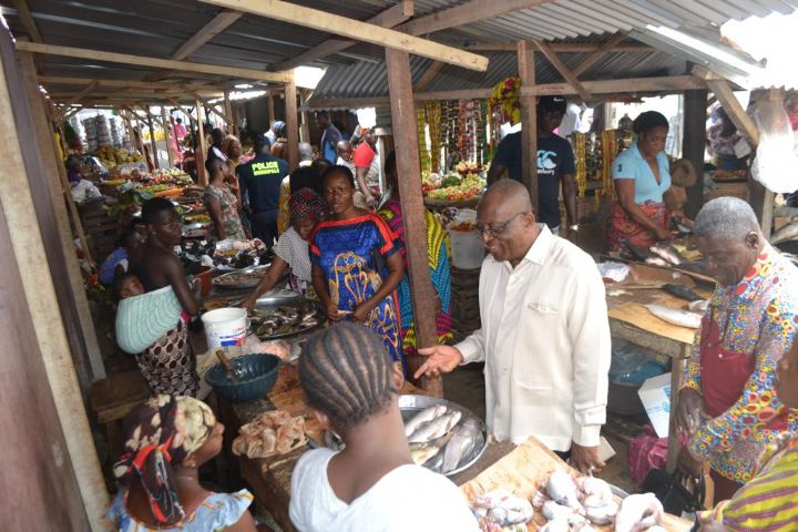 Grand-Bassam/ Petit marché de la gare routière : le maire Ezaley accueilli avec joie par les commerçantes