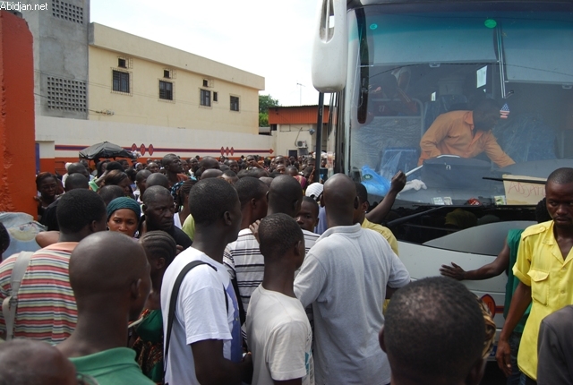 Des milliers d`Ivoiriens cherchent à fuir Abidjan