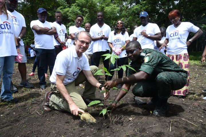 Restauration du couvert végétal et lutte contre le réchauffement climatique: une prestigieuse  institution financière plante 200 arbres et fait un don de matériels  au Jardin botanique de Bingerville