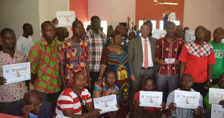 Lakota/ lutte contre le chômage : le maire offre 118 permis de conduire aux jeunes