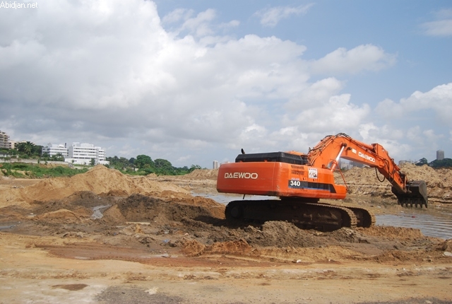Vaste opération de salubrité d`Abidjan : Mambé dote le District de balayeuse-mécanique