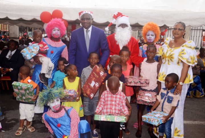 Arbres de noël/ Treichville: le Père Noël Amichia  comble plus de 2500 enfants