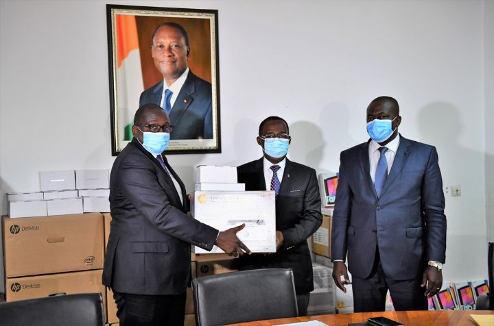 Coronavirus : le gouvernement équipe les ministères de la Santé et de la Recherche scientifique en matériels informatiques