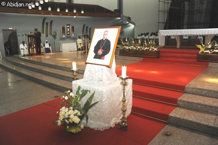 Hommage : la première dame et plusieurs autorités ont assisté à la messe  dite en la mémoire de monseigneur Ambroise Madtha