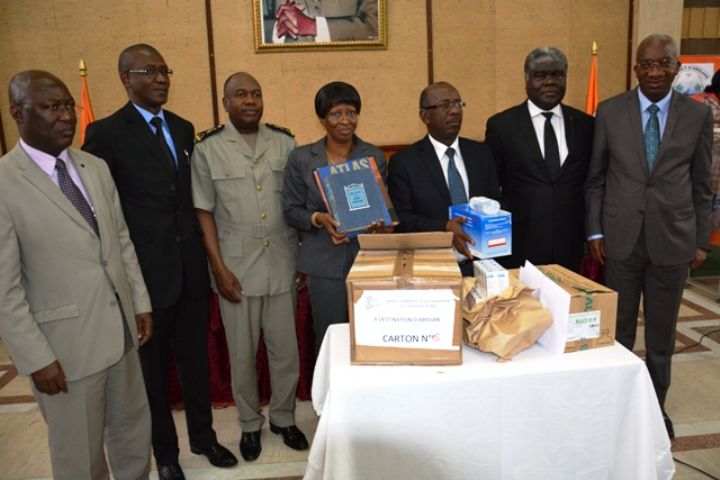 Cérémonie de remise de dons: le président de la République offre livres et médicaments à l’université et au chu de cocody