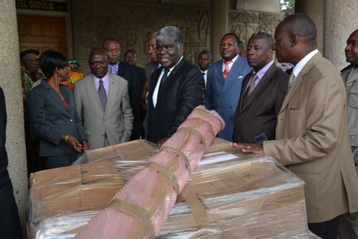 Le Président de la République offre livres et médicaments à l’Université et au CHU de Cocody
