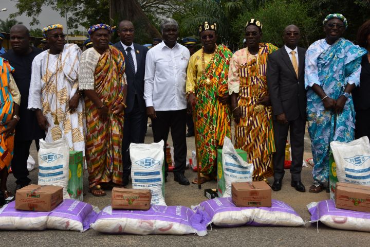 Fêtes de fin d’année : Ouattara fait don de plusieurs tonnes de kits alimentaires aux populations