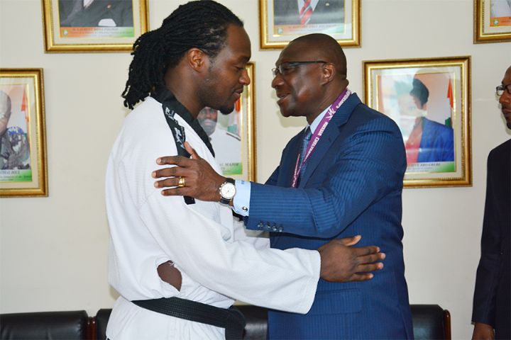 Championnat  du monde de Taekwondo / Zokou Firmin présente sa médaille d’Argent au ministre des Sports