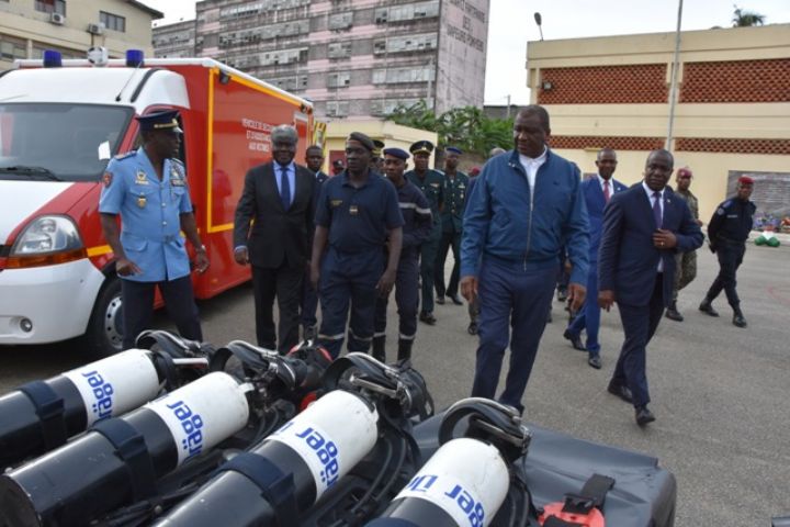 Inondations: Des engins de secours et du matériel remis aux pompiers