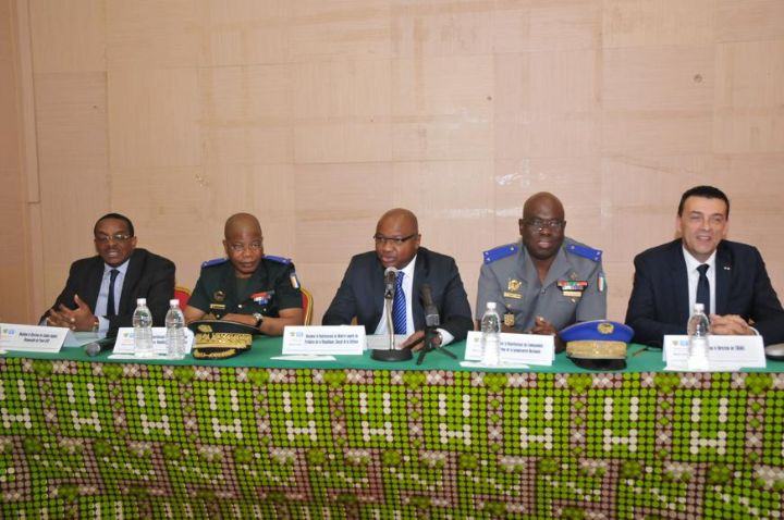 Des Généraux et Officiers Supérieurs de l’armée en formation