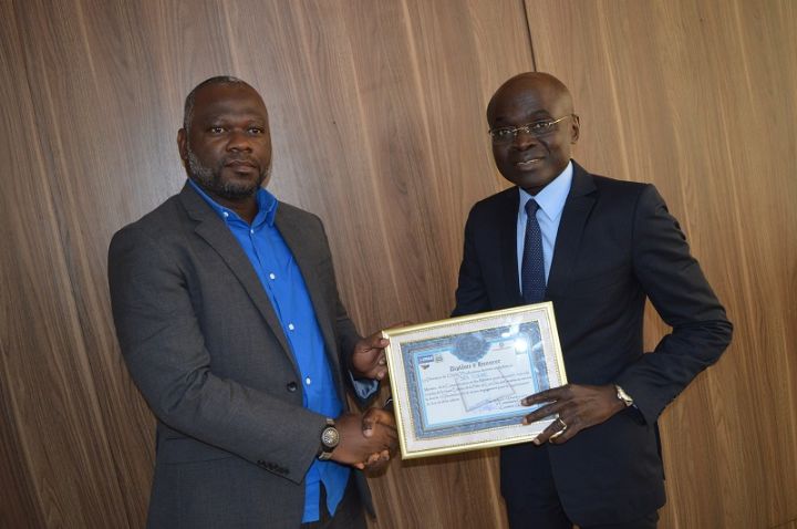 Fête du livre 2018 : Le ministre de la communication et des médias reçoit une distinction