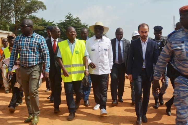 Bitumage des voies du District d’Abidjan : Mambé invite les populations à adopter des attitudes éco-citoyennes